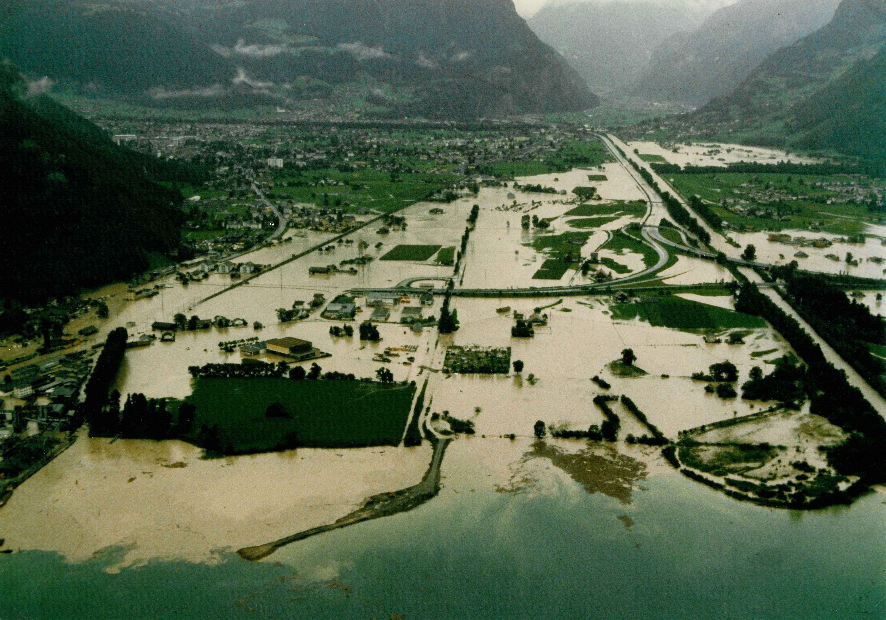 Das grosse Hochwasser von 1987: die Urnerreuss tritt unkontrolliert über die Ufer und flutet den Talboden